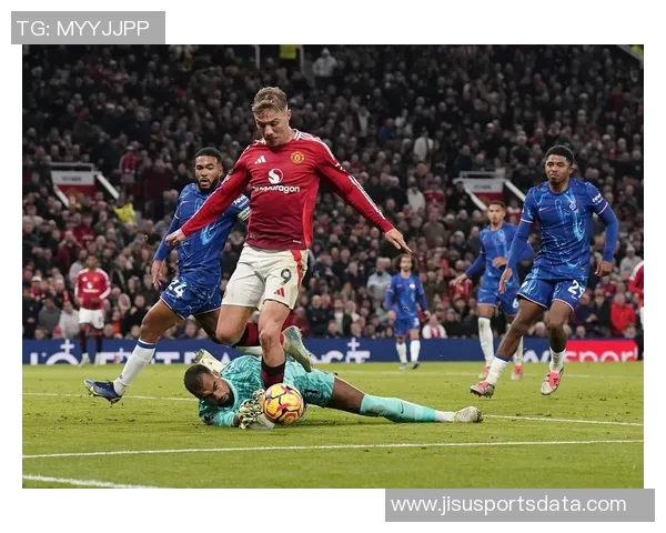 英超激战曼联与巴黎圣日耳曼握手言和精彩瞬间引发全场热烈反响