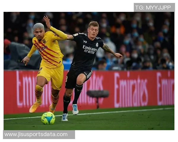 西甲惊天冷门里昂大胜巴萨引发全场震撼