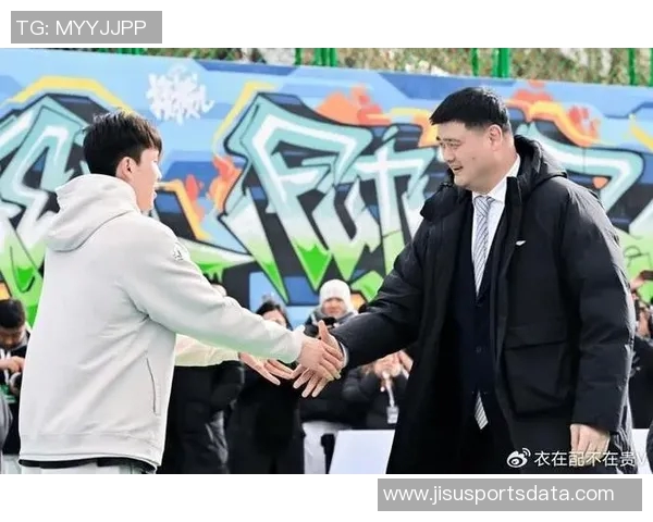 姚明身穿短裤短衣展现休闲风格引领时尚潮流的独特魅力 姚明身穿短裤短衣展现休闲风格引领时尚潮流的独特魅力