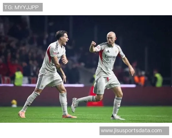 欧联杯激战：本菲卡与巴黎圣日耳曼战平争议判罚引发全场沸腾